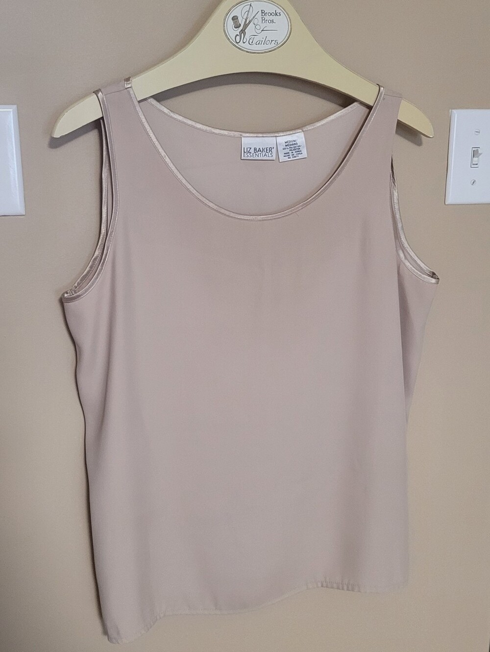 💜2 for $10💜 Bundle and save Beige Scoop Neck Sleeveless Camisole